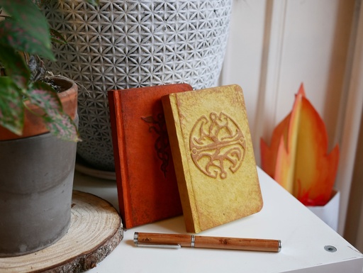 Carnet cartonné ligné format A6, décor en relief, coins arrondis